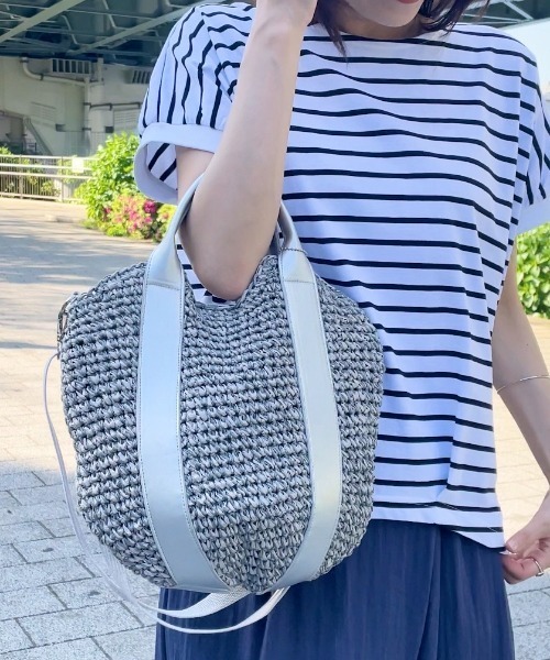 ikka（イッカ）の「【雑誌InRed6月号掲載】雑材カラー持ち手2WAYバッグ（ショルダーバッグ・レディース・ベージュ/ブラウン/グレー/ブルー・FREE）」の2枚目の写真