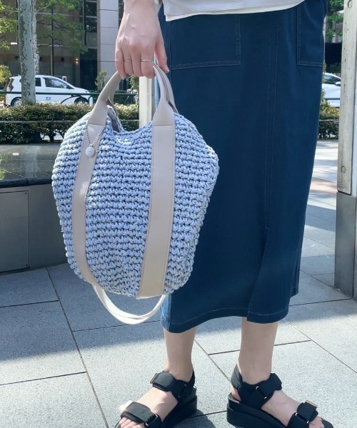 ikka（イッカ）の「【雑誌InRed6月号掲載】雑材カラー持ち手2WAYバッグ（ショルダーバッグ・レディース・ベージュ/ブラウン/グレー/ブルー・FREE）」の20枚目の写真