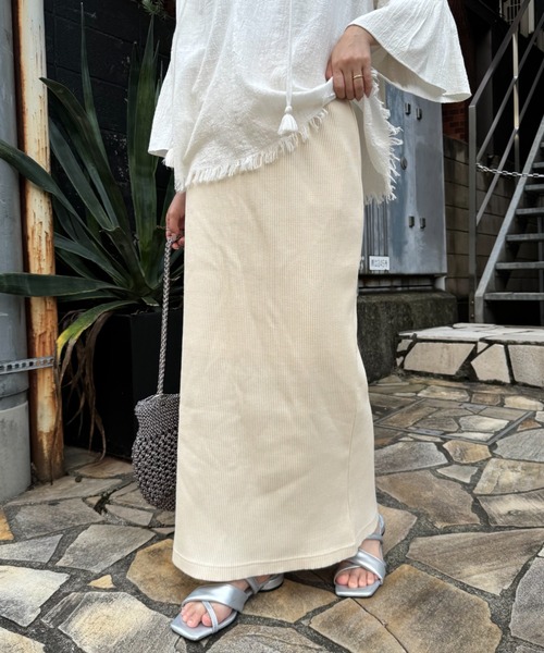 CIAOPANIC TYPY（チャオパニックティピー）の「【-3キロ見え】すっきりシルエットリブスカート（スカート・レディース・ネイビー/レッド/ベビーピンク/イエロー系その他/レッド系その他/サーモンピンク/ホワイト/ブルー/グレー/グレー系その他/アイボリー/カーキ/ブラック・MEDIUM/SMALL）」の3枚目の写真