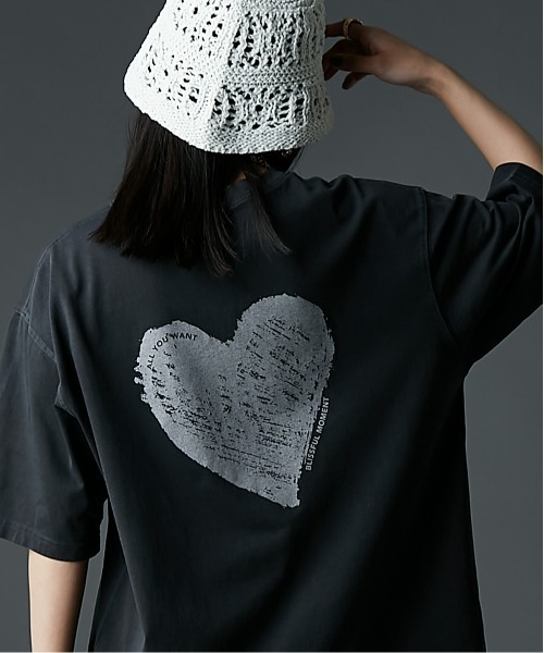 GEVS.（ジェイヴィス）の「綿100％ピグメント染ハートプリントTシャツ＜大きいサイズ有＞GEVS.（Tシャツ/カットソー・レディース・イエロー/オフホワイト/ブラック・M/L/LL/3L/4L/5L）」の2枚目の写真