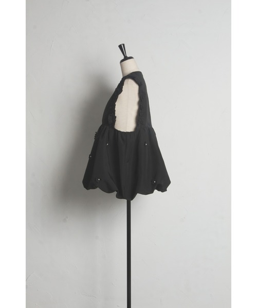 &. NOSTALGIA（アンドドットノスタルジア）の「【ZOZO限定】バルーンペプラムパールベスト（ベスト・レディース・ブラック・M）」の6枚目の写真