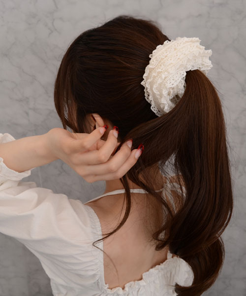 Mayree（メイリー）の「【float】フリル レース ビッグ シュシュ（シュシュ・レディース・アイボリー/ブラック・FREE）」の2枚目の写真