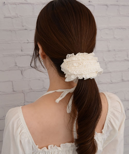 Mayree（メイリー）の「【float】フリル レース ビッグ シュシュ（シュシュ・レディース・アイボリー/ブラック・FREE）」の3枚目の写真