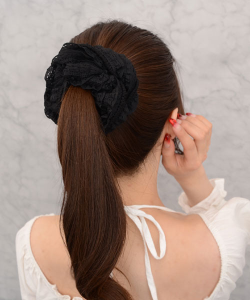 Mayree（メイリー）の「【float】フリル レース ビッグ シュシュ（シュシュ・レディース・アイボリー/ブラック・FREE）」の8枚目の写真