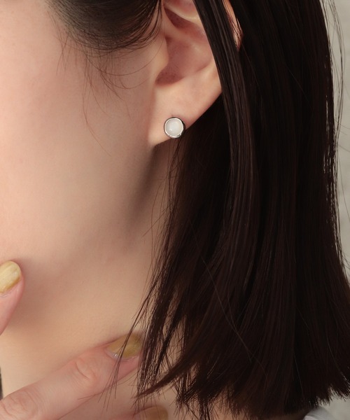 NOIR DE POUPEE（ノワールドプーペ）の「【WEB限定】天然石ラウンドカボションピアス（ピアス（両耳用）・レディース・ブラック系その他/イエロー/パープル/ブラック/イエロー系その他/レッド系その他/ホワイト系その他/パープル系その他/レッド/ホワイト・FREE）」の3枚目の写真