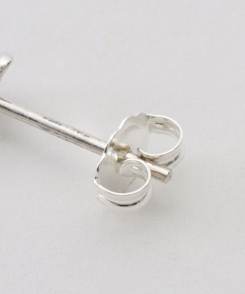 journal standard L'essage(ジャーナルスタンダードレサージュ)の「【AGMES/アグメス】MINI SCULPTEDHEART STUDS STERLING:ピアス(両耳)(ピアス(両耳用)・レディース・シルバー・FREE)」の2枚目の写真