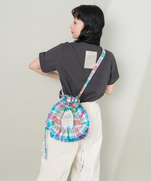 FREAK'S STORE（フリークスストア）の「THEATRE PRODUCTS × FREAK'S STORE/シアタープロダクツ 別注 マドラスチェック フリルショルダーバッグ（ショルダーバッグ・レディース・ネイビー/レッド/サックスブルー・ONE SIZE）」の4枚目の写真