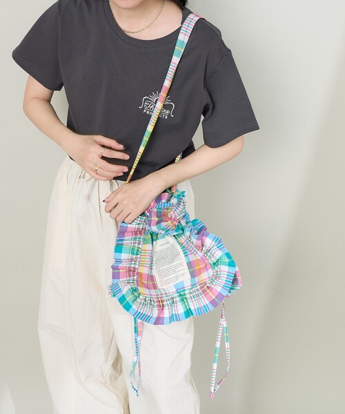 FREAK'S STORE（フリークスストア）の「THEATRE PRODUCTS × FREAK'S STORE/シアタープロダクツ 別注 マドラスチェック フリルショルダーバッグ（ショルダーバッグ・レディース・ネイビー/レッド/サックスブルー・ONE SIZE）」の5枚目の写真