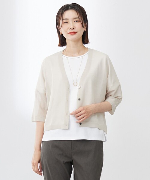 J.PRESS(ジェイプレス)の「【WEB限定カラーあり・洗える】SHEER LIGHT KNIT Vネック カーディガン(カーディガン/ボレロ・レディース・スカイブルー系/ピーコックグリーン系/ピンク系/ベージュ系/ホワイト系/ネイビー系・T13)」の2枚目の写真