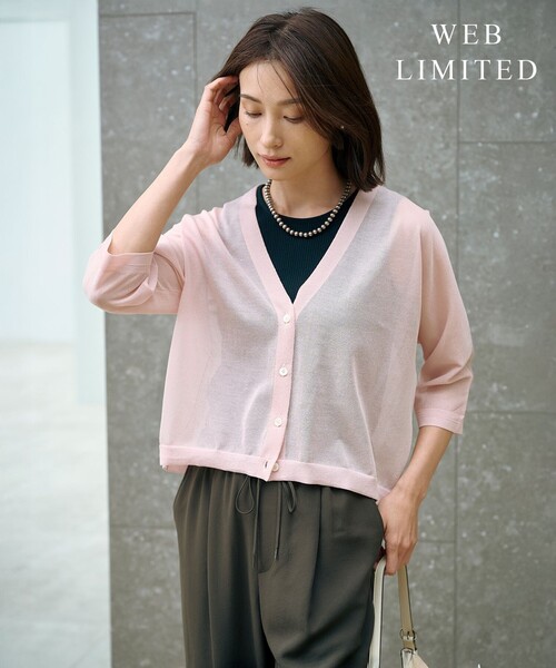 J.PRESS(ジェイプレス)の「【WEB限定カラーあり・洗える】SHEER LIGHT KNIT Vネック カーディガン(カーディガン/ボレロ・レディース・スカイブルー系/ピーコックグリーン系/ピンク系/ベージュ系/ホワイト系/ネイビー系・T13)」の6枚目の写真