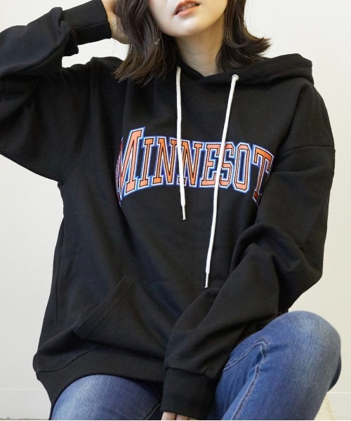 B'day(ビーデイ)の「【CHICHI】PARAMUS MINNESOTA LOGO / パラマス ミネソタ アーチロゴ 配色刺繍 パーカー(パーカー・メンズ・グレー系その他/ブラック・FREE)」の2枚目の写真