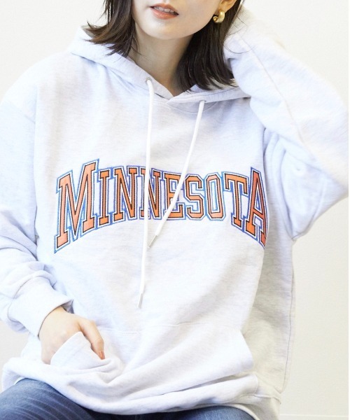B'day(ビーデイ)の「【CHICHI】PARAMUS MINNESOTA LOGO / パラマス ミネソタ アーチロゴ 配色刺繍 パーカー(パーカー・メンズ・グレー系その他/ブラック・FREE)」の5枚目の写真