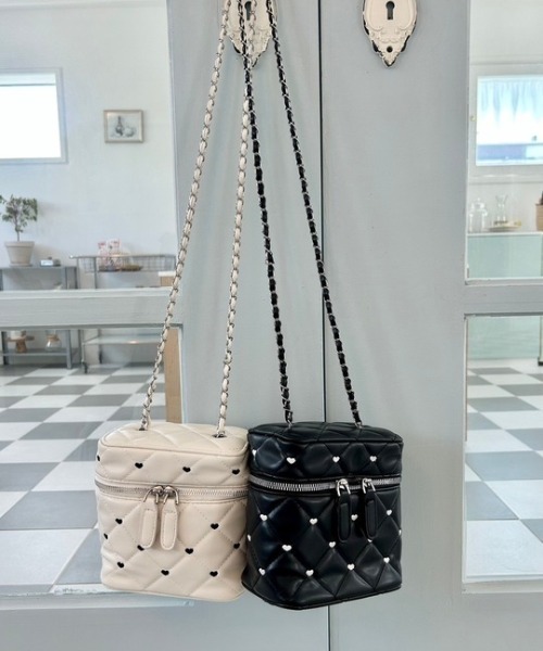 ipugo（イプゴ）の「ipugo/イプゴ ハート刺繍 キルティングチェーン バニティバッグ（ショルダーバッグ・レディース・ブラック/アイボリー・FREE）」の11枚目の写真