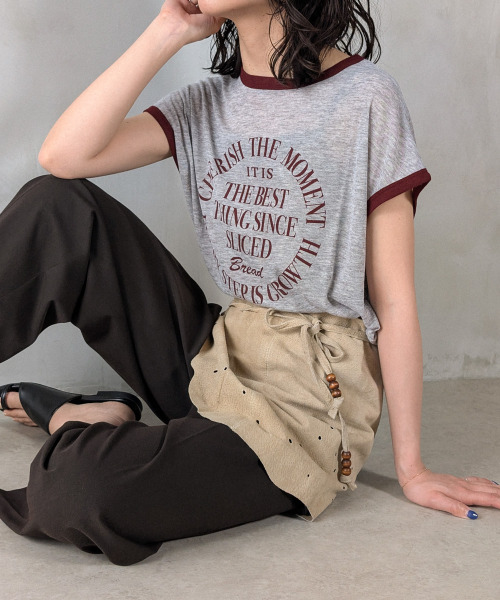 en CAnAF(エンカナフ)の「ロゴプリントリンガーTシャツ(Tシャツ/カットソー・レディース・オフホワイト/グレー/ブラウン・フリー)」の2枚目の写真