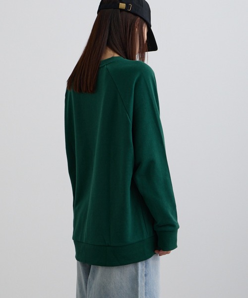 ADDITION STORE（アディションストア）の「【ADDITION STORE】アディダス コンバットスポーツ ロゴ刺繍クルーネックスウェット(ミニ裏毛）（スウェット・レディース・チャコールグレー/グリーン/ブラック・MEDIUM/LARGE）」の5枚目の写真