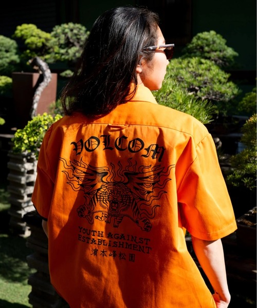 VOLCOM(ボルコム)の「【VOLCOM/ボルコム】Tokyo True Featured Artist Yusuke Pocket Short Sleeve Shirt/バックグラフィックプリント半袖シャツ(シャツ/ブラウス・メンズ・オレンジ・MEDIUM/LARGE/X-LARGE)」の1枚目の写真