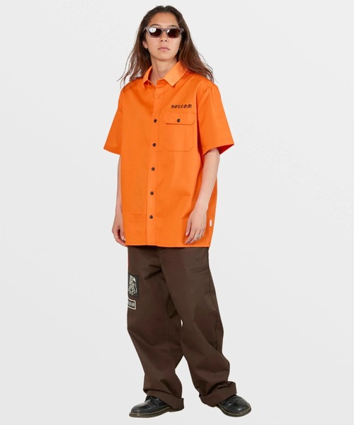 VOLCOM(ボルコム)の「【VOLCOM/ボルコム】Tokyo True Featured Artist Yusuke Pocket Short Sleeve Shirt/バックグラフィックプリント半袖シャツ(シャツ/ブラウス・メンズ・オレンジ・MEDIUM/LARGE/X-LARGE)」の2枚目の写真