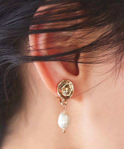 RUIRUE BOUTIQUE（ルイルエブティック）の「メタルラウンド 淡水パール ドロップ イヤリング ｜ レディース 結婚式 パーティードレス セレモニー お呼ばれ 華やか オケージョン 揺れる アクセサリー（イヤリング・レディース・シルバー/ゴールド・FREE）」の10枚目の写真