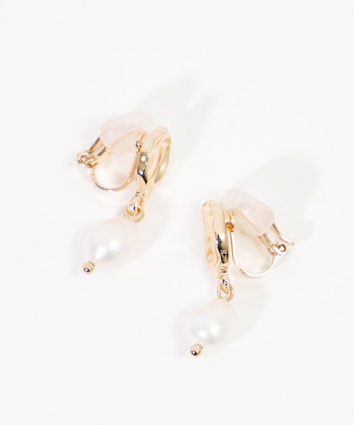 RUIRUE BOUTIQUE（ルイルエブティック）の「メタルラウンド 淡水パール ドロップ イヤリング ｜ レディース 結婚式 パーティードレス セレモニー お呼ばれ 華やか オケージョン 揺れる アクセサリー（イヤリング・レディース・シルバー/ゴールド・FREE）」の12枚目の写真