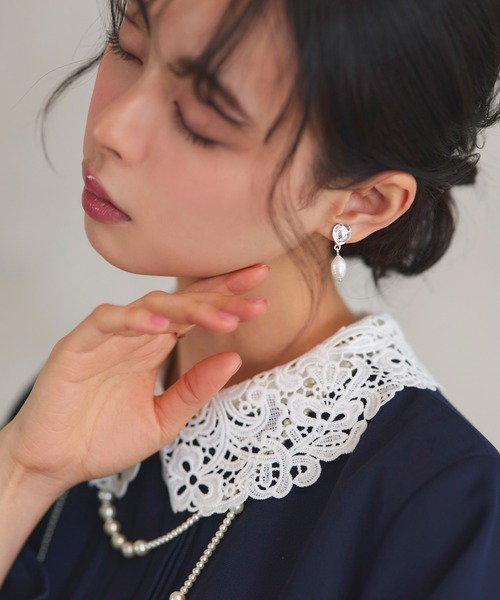 RUIRUE BOUTIQUE（ルイルエブティック）の「メタルラウンド 淡水パール ドロップ イヤリング ｜ レディース 結婚式 パーティードレス セレモニー お呼ばれ 華やか オケージョン 揺れる アクセサリー（イヤリング・レディース・シルバー/ゴールド・FREE）」の4枚目の写真