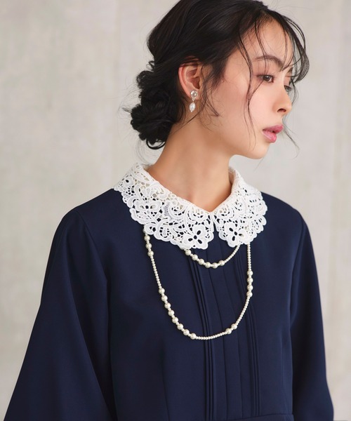 RUIRUE BOUTIQUE（ルイルエブティック）の「メタルラウンド 淡水パール ドロップ イヤリング ｜ レディース 結婚式 パーティードレス セレモニー お呼ばれ 華やか オケージョン 揺れる アクセサリー（イヤリング・レディース・シルバー/ゴールド・FREE）」の5枚目の写真