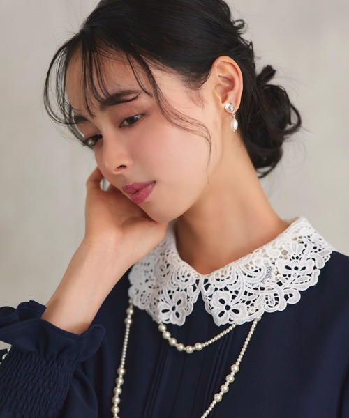 RUIRUE BOUTIQUE（ルイルエブティック）の「メタルラウンド 淡水パール ドロップ イヤリング ｜ レディース 結婚式 パーティードレス セレモニー お呼ばれ 華やか オケージョン 揺れる アクセサリー（イヤリング・レディース・シルバー/ゴールド・FREE）」の6枚目の写真