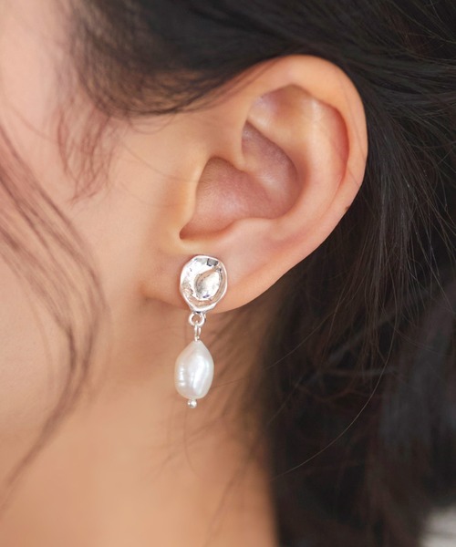 RUIRUE BOUTIQUE（ルイルエブティック）の「メタルラウンド 淡水パール ドロップ イヤリング ｜ レディース 結婚式 パーティードレス セレモニー お呼ばれ 華やか オケージョン 揺れる アクセサリー（イヤリング・レディース・シルバー/ゴールド・FREE）」の7枚目の写真