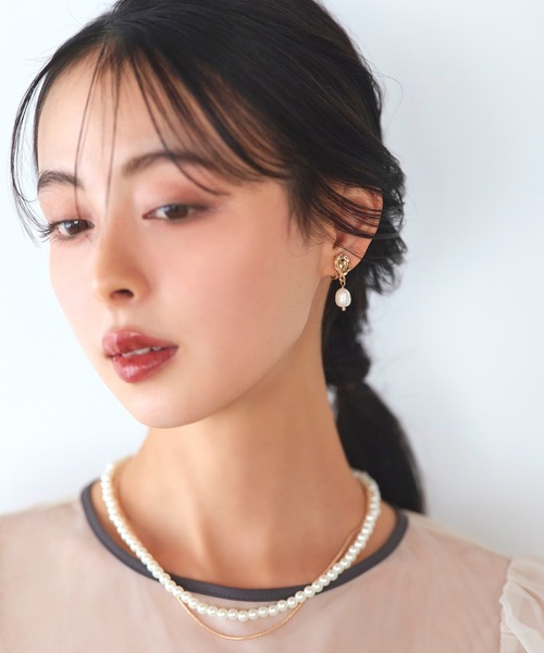 RUIRUE BOUTIQUE（ルイルエブティック）の「メタルラウンド 淡水パール ドロップ イヤリング ｜ レディース 結婚式 パーティードレス セレモニー お呼ばれ 華やか オケージョン 揺れる アクセサリー（イヤリング・レディース・シルバー/ゴールド・FREE）」の8枚目の写真