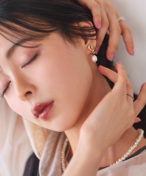 RUIRUE BOUTIQUE（ルイルエブティック）の「メタルラウンド 淡水パール ドロップ イヤリング ｜ レディース 結婚式 パーティードレス セレモニー お呼ばれ 華やか オケージョン 揺れる アクセサリー（イヤリング・レディース・シルバー/ゴールド・FREE）」の9枚目の写真