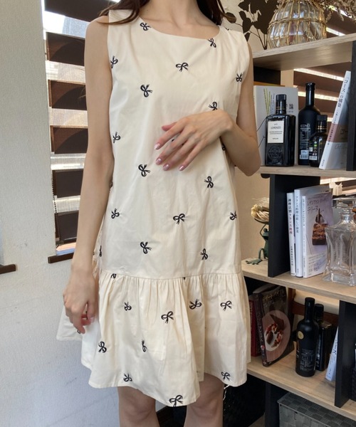 ｔｏｌｅｎｅ（トレネ）の「リボン柄 刺繍 ギャザー切り替え クルーネック ノースリーブ ミニワンピース（ワンピース・レディース・オフホワイト/ブラック・FREE）」の7枚目の写真