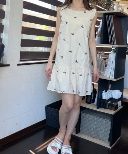 ｔｏｌｅｎｅ（トレネ）の「リボン柄 刺繍 ギャザー切り替え クルーネック ノースリーブ ミニワンピース（ワンピース・レディース・オフホワイト/ブラック・FREE）」の10枚目の写真