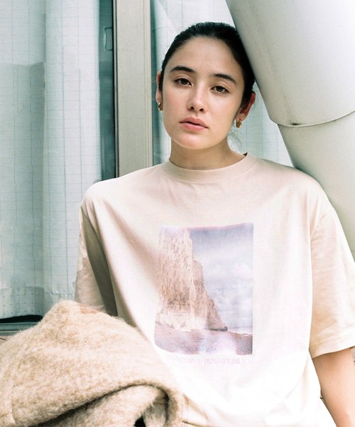 DISPATCHER NO.8(ディスパッチャーナンバーエイト)の「VOYAGEコラボフォトTEE(Tシャツ/カットソー・レディース・ダークグレー/ベージュ・ONE SIZE)」の2枚目の写真
