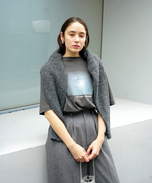 DISPATCHER NO.8(ディスパッチャーナンバーエイト)の「VOYAGEコラボフォトTEE(Tシャツ/カットソー・レディース・ダークグレー/ベージュ・ONE SIZE)」の5枚目の写真