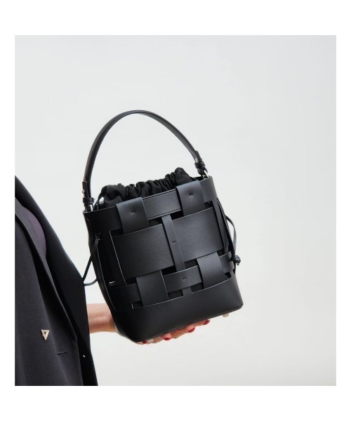 BOTTEGA VENETA ブラック編み込みショルダーバッグ VENETA 黒 編み込みショルダーバッグ Bottega Veneta 黒レザーイントレ