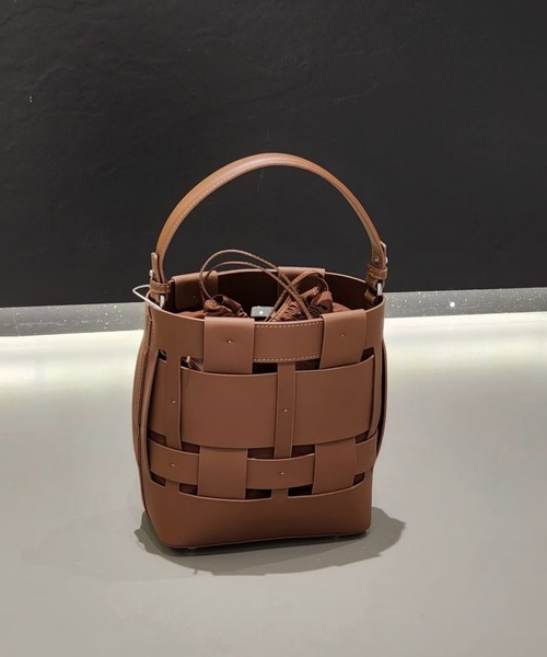 Tomieco(トミエコ)の「LEATHER 編み込みショルダー 2wayバッグ トートとしても活躍(ショルダーバッグ・レディース・ダークブラウン/ブラック/オフホワイト/ブラウン系その他・FREE)」の11枚目の写真