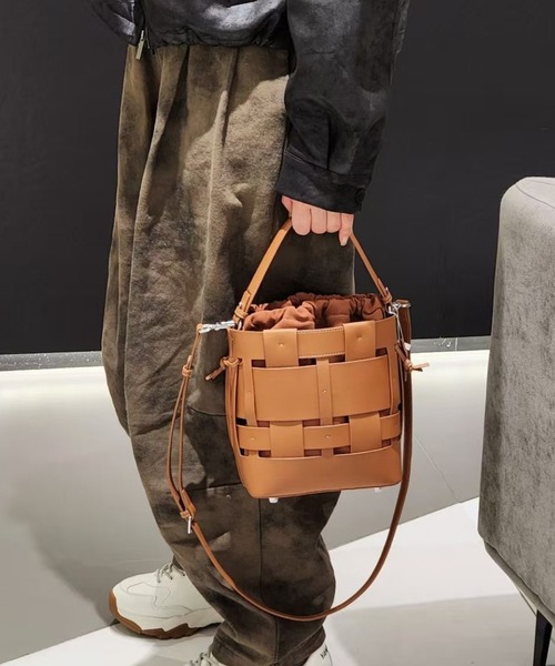 Tomieco(トミエコ)の「LEATHER 編み込みショルダー 2wayバッグ トートとしても活躍(ショルダーバッグ・レディース・ダークブラウン/ブラック/オフホワイト/ブラウン系その他・FREE)」の10枚目の写真