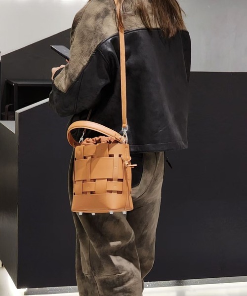 Tomieco(トミエコ)の「LEATHER 編み込みショルダー 2wayバッグ トートとしても活躍(ショルダーバッグ・レディース・ダークブラウン/ブラック/オフホワイト/ブラウン系その他・FREE)」の9枚目の写真