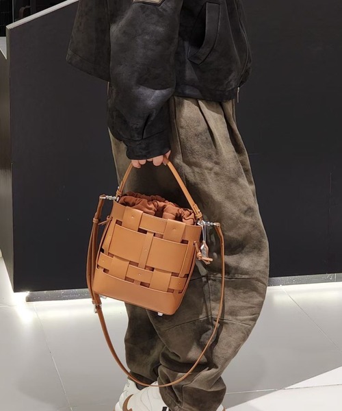 Tomieco(トミエコ)の「LEATHER 編み込みショルダー 2wayバッグ トートとしても活躍(ショルダーバッグ・レディース・ダークブラウン/ブラック/オフホワイト/ブラウン系その他・FREE)」の7枚目の写真