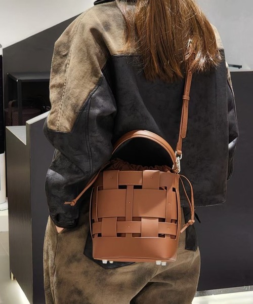 Tomieco(トミエコ)の「LEATHER 編み込みショルダー 2wayバッグ トートとしても活躍(ショルダーバッグ・レディース・ダークブラウン/ブラック/オフホワイト/ブラウン系その他・FREE)」の6枚目の写真