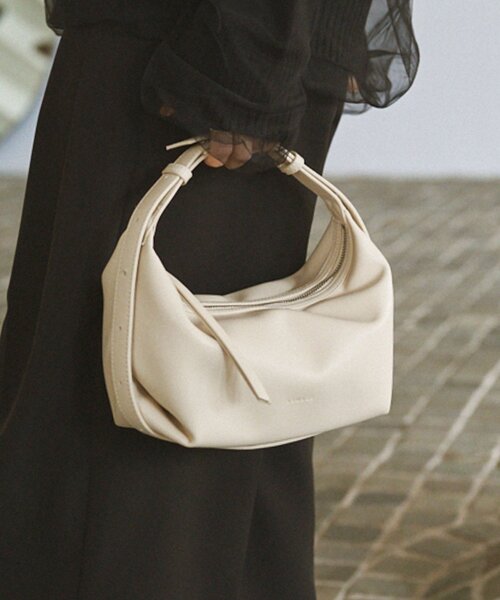 CAPRICIEUX LE'MAGE(カプリシューレマージュ)の「ロールハンドルバッグ(ショルダーバッグ・レディース・ブラック/ホワイト系その他/イエロー/キャメル・FREE)」の2枚目の写真