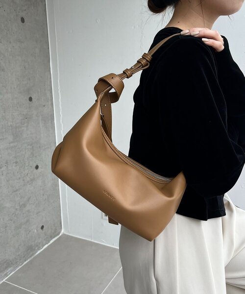 CAPRICIEUX LE'MAGE(カプリシューレマージュ)の「ロールハンドルバッグ(ショルダーバッグ・レディース・ブラック/ホワイト系その他/イエロー/キャメル・FREE)」の5枚目の写真