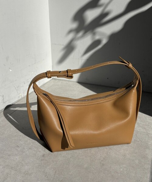 CAPRICIEUX LE'MAGE(カプリシューレマージュ)の「ロールハンドルバッグ(ショルダーバッグ・レディース・ブラック/ホワイト系その他/イエロー/キャメル・FREE)」の7枚目の写真