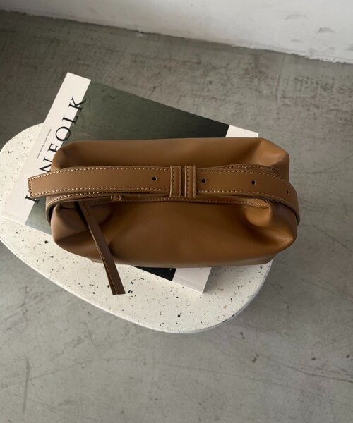 CAPRICIEUX LE'MAGE(カプリシューレマージュ)の「ロールハンドルバッグ(ショルダーバッグ・レディース・ブラック/ホワイト系その他/イエロー/キャメル・FREE)」の9枚目の写真