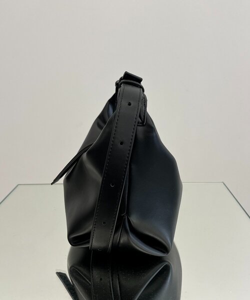 CAPRICIEUX LE'MAGE(カプリシューレマージュ)の「ロールハンドルバッグ(ショルダーバッグ・レディース・ブラック/ホワイト系その他/イエロー/キャメル・FREE)」の11枚目の写真