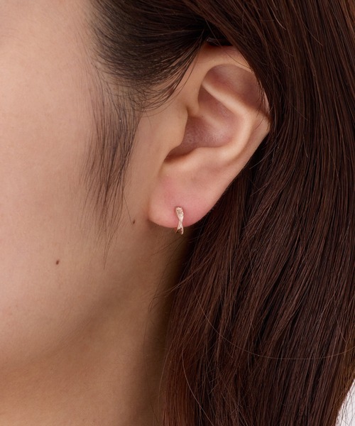 CALIN STANDARD(カリンスタンダード)の「◆金属アレルギー対応◆◆made in japan◆【純金厚メッキ】クロススターダスト 極小ミニマルカーブピアス(ピアス(両耳用)・レディース・ゴールド/ピンクゴールド/シルバー・FREE)」の3枚目の写真