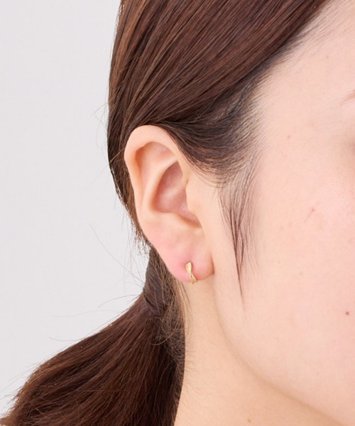 CALIN STANDARD(カリンスタンダード)の「◆金属アレルギー対応◆◆made in japan◆【純金厚メッキ】クロススターダスト 極小ミニマルカーブピアス(ピアス(両耳用)・レディース・ゴールド/ピンクゴールド/シルバー・FREE)」の4枚目の写真