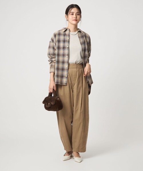 green label relaxing(グリーンレーベルリラクシング)の「ライトコール カーブ パンツ(その他パンツ・レディース・ベージュ/ダークグレー・38/36)」の9枚目の写真