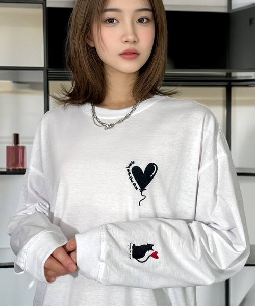 Candlestick(キャンドルスティック)の「ゆったり 着やすい 袖ロゴ 映える ダブル刺繍 レトロ モード ハート グラフィック ロンT ロンティ(Tシャツ/カットソー・レディース・ホワイト系1/ホワイト系2/ホワイト系3/ホワイト系4/ホワイト系5/ホワイト系6/ブラック系/ブラック系1/ブラック系2/ブラック系3/ブラック系4/ブラック系5・M/L/LL)」の4枚目の写真