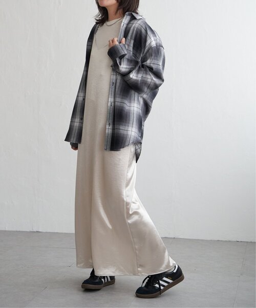 VENCEEXCHANGE(ヴァンスエクスチェンジ)の「サテンキャミワンピース(ワンピース・レディース・グレイッシュベージュ/アイボリー/ブラウン/ブラック・FREE)」の1枚目の写真