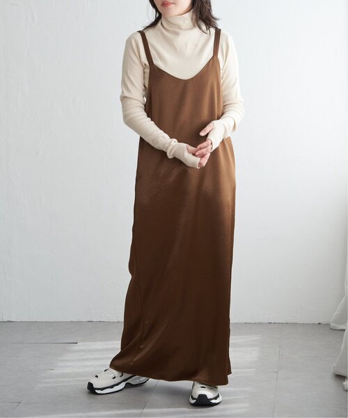 VENCEEXCHANGE(ヴァンスエクスチェンジ)の「サテンキャミワンピース(ワンピース・レディース・グレイッシュベージュ/アイボリー/ブラウン/ブラック・FREE)」の5枚目の写真